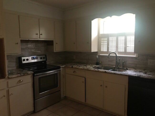 Photo - 3/2/2 Fenced yard , pet friendly