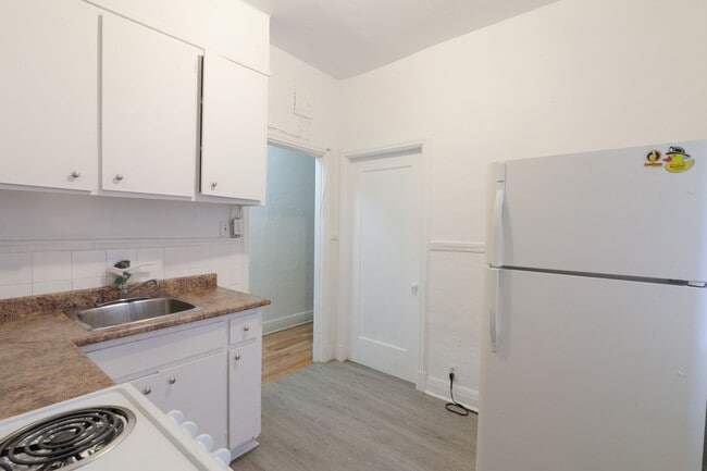 Building Photo - 4880 Queen Mary Road Unit 1