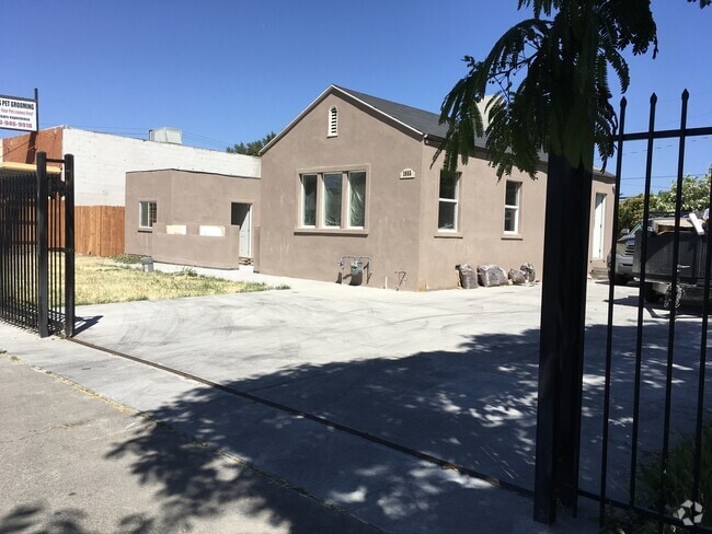 Building Photo - Beautifully 2Br, 2Ba Located near UOP Rental