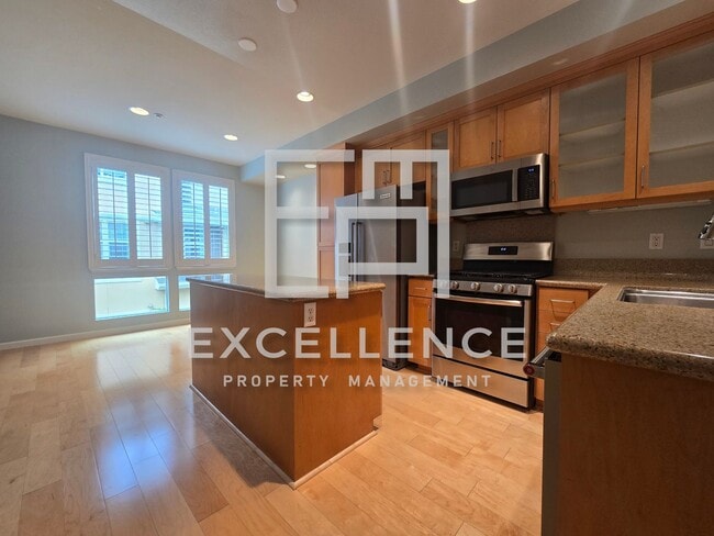 Photo - 2/2.5, 2 Car Tandem Garage, 2 En-Suite Bedrooms, Washer and Dryer - Japan Town