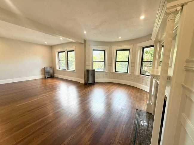 Building Photo - 1855 Beacon St Unit 2 Rental