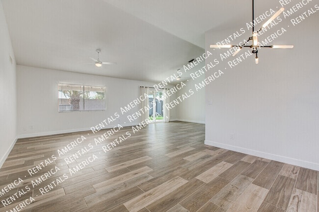 Photo - 819 W Ross Ave