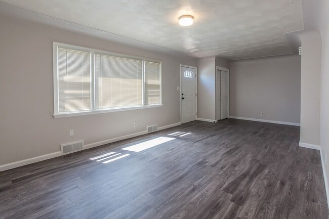 Photo - 2327 W 6th St