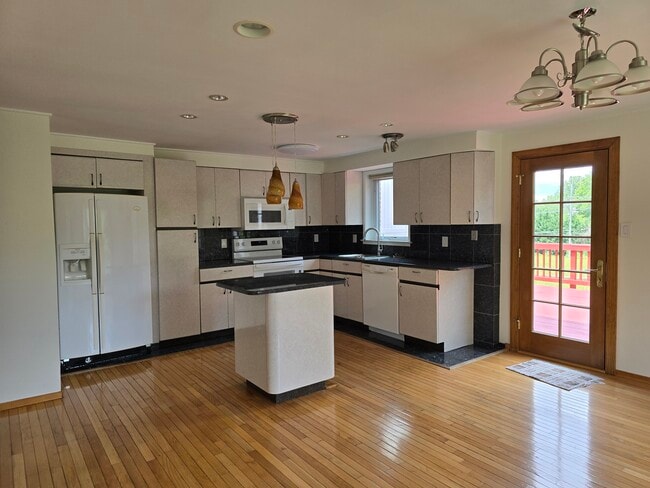 Photo - 9321 Bentridge Ave