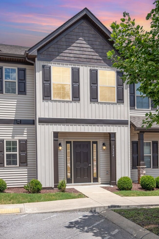 Building Photo - Townhome in The Villas at Cloister