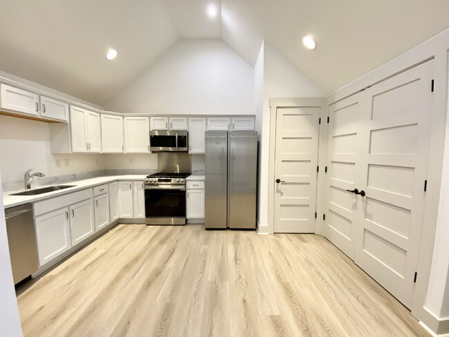 Photo - One Bedoom w/ Office Space, In the Heart of Old Town Bluffton! Unidad 301