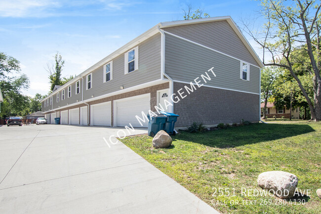 GARAGES--2551 Redwood Ave - GARAGES--2551 Redwood Ave Apartamento