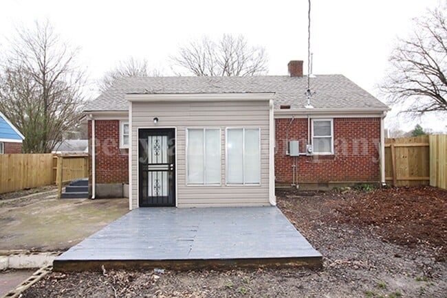1023 Waring Rd