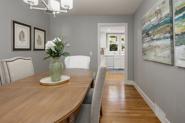 Comedor grande - 4424 Francis Ave N