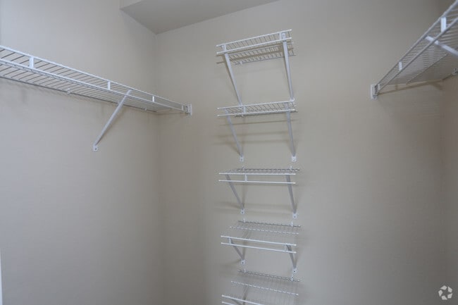 2 Br, Closet