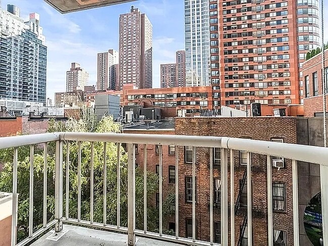 Photo - 206 E 95th St Unit 8A