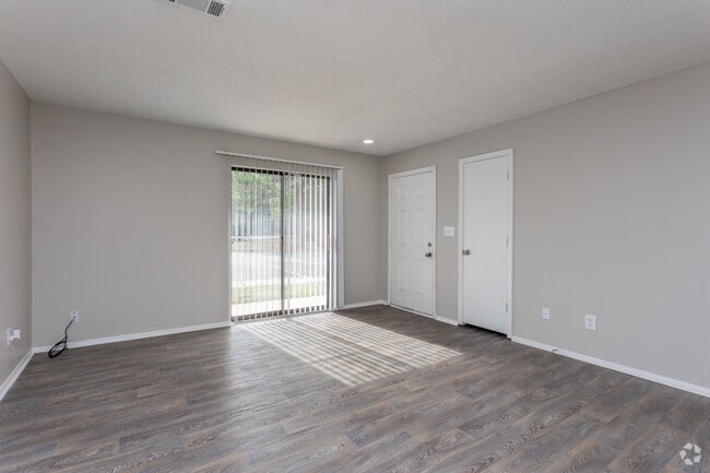 2BR, 2BA - 985SF - Living Room