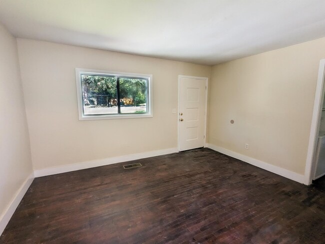 2889 Delray Dr NW