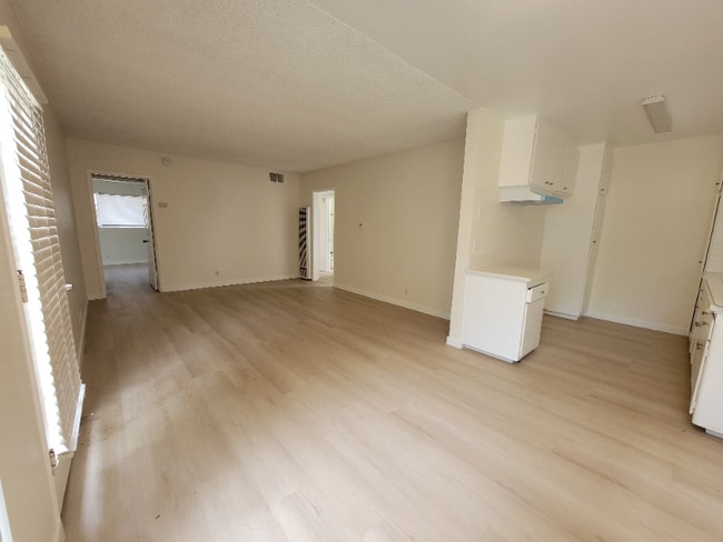 Photo - 13531 Wyandotte St Unidad 9