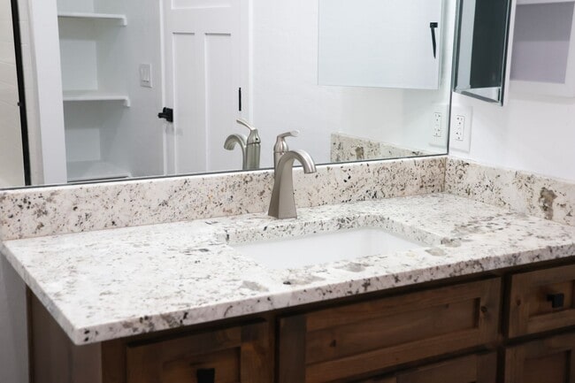 Photo - 1851 W 8th S St Unidad 2