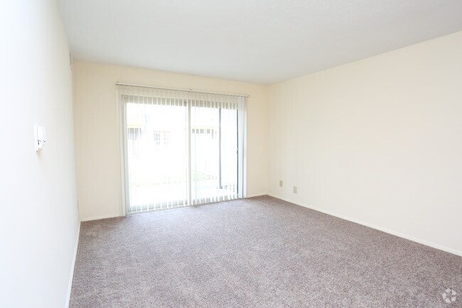 2BR, 1BA - 860 SF - Living Room - Pebble Creek