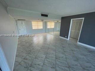 Building Photo - 3960 Oaks Clubhouse Dr Unit 404
