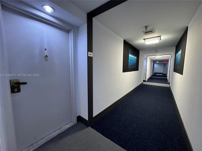 Photo - 555 NE 15th St Unidad 32F