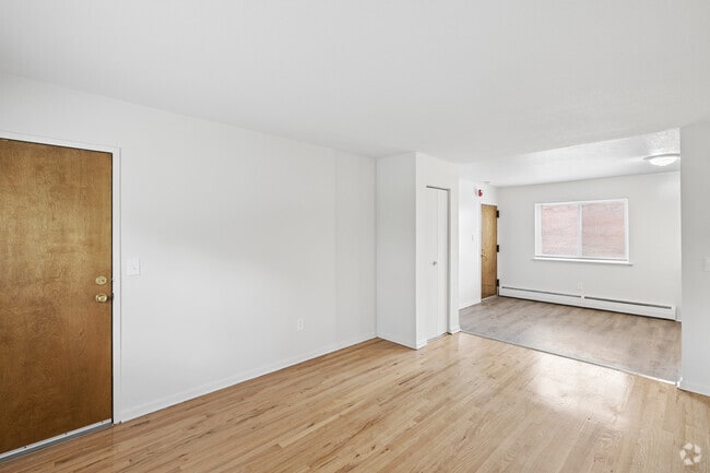 1BR, 1BA - 800SF - Living Room - Kingswood Apartments