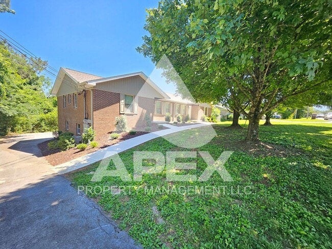 Building Photo - Renovated - 2 Bd 2.5 Ba Townhouse Duplex w/Huge Bonus room and oversized 1-car garage in West Kno...