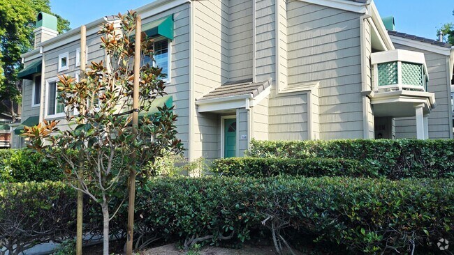 Building Photo - Bright and Spacious End-Unit Townhome in t... Unit 104