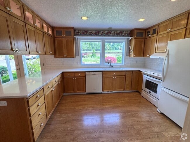 Building Photo - Gorgeous Home on 23 Acres Includes 22x32 S...