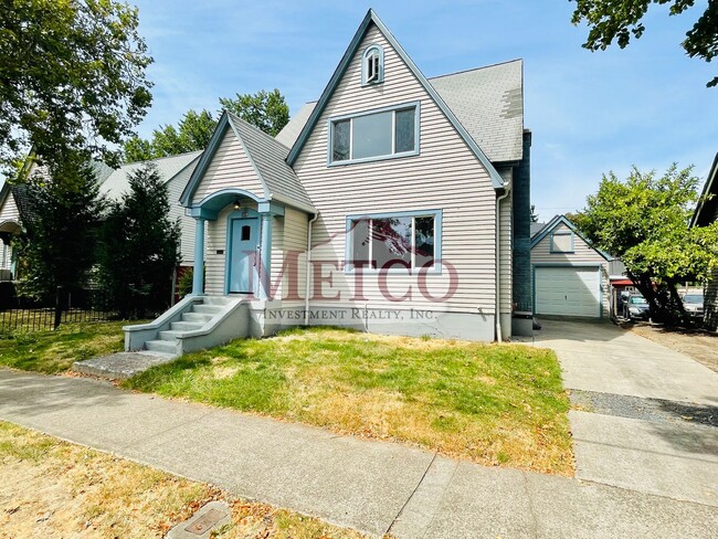 Building Photo - 4 bedroom 1 1/2 bath home close to U of O