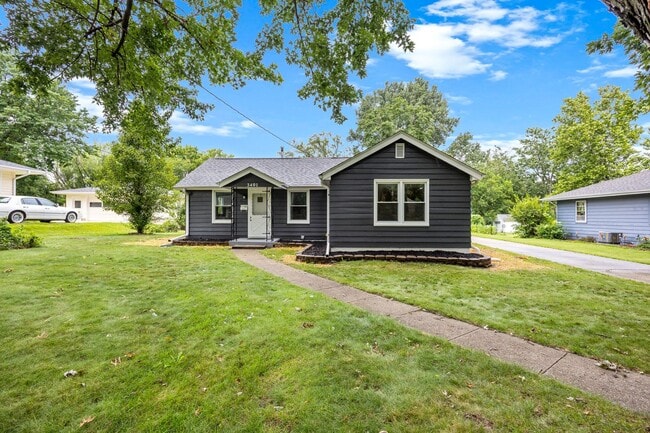 Building Photo - 4 Bedroom Remodeled with 2 Stall Detached Garage