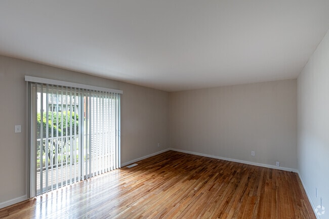 2BR, 1BA (830sqft) - Living Room