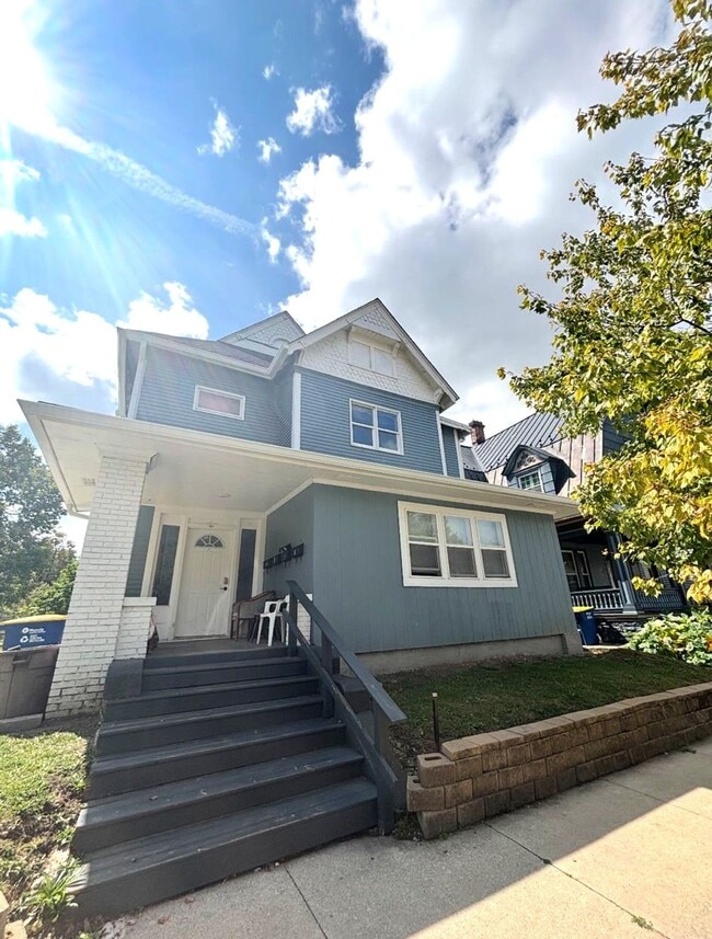 Building Photo - Amazing Parkside Quadplex Unit 4