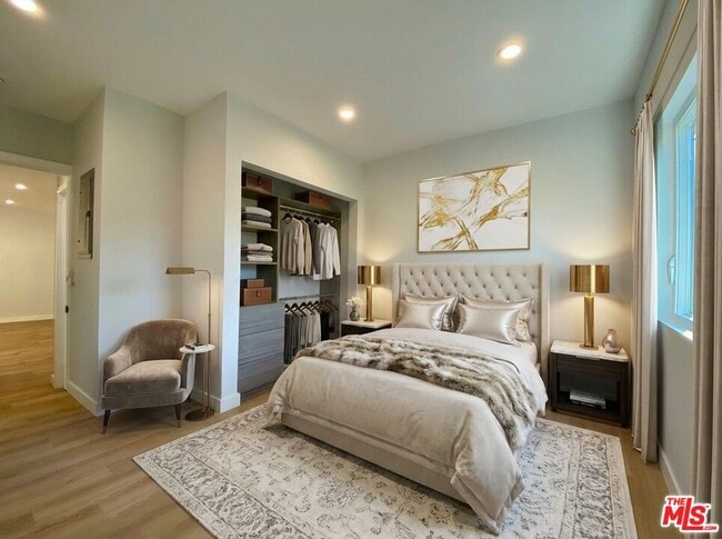 Building Photo - 3207 W 3rd St Unit 10