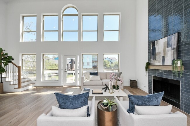 Photo - 300 Narcissus Rd