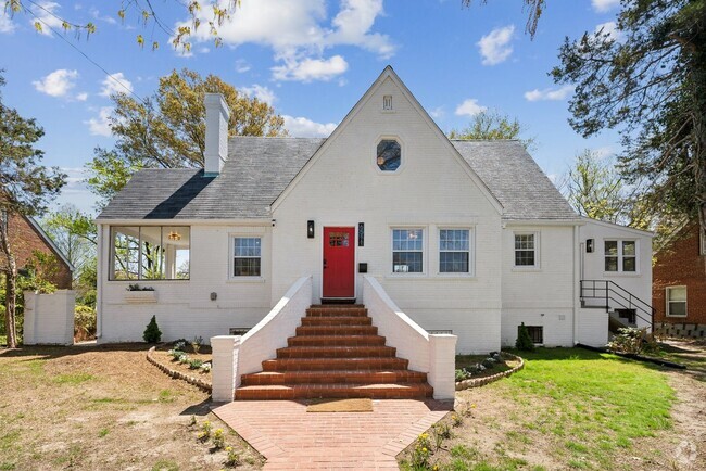 Building Photo - Spacious & Renovated Rental Home on Oversi...
