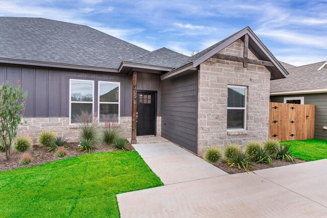 Photo - 405 Lake View St