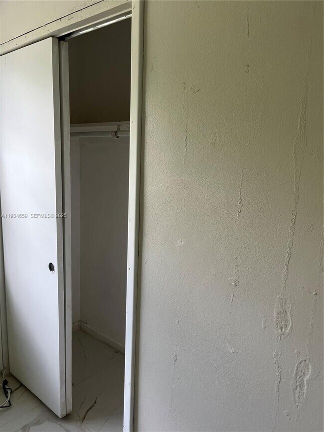 Photo - 19821 NE 13th Ct Unidad 2