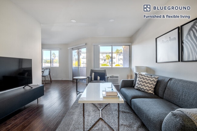 Building Photo - 311 S Doheny Dr Rental
