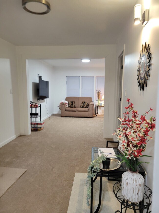 Living Room - 112 Dodge St Unidad Lower Apartment