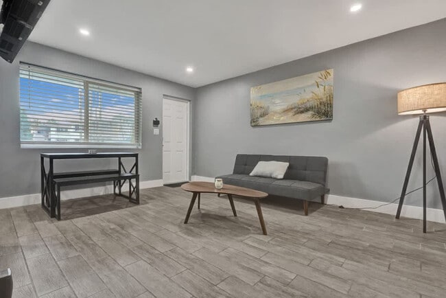 Photo - 906 N Riverside Dr Unit SI ID1503993P