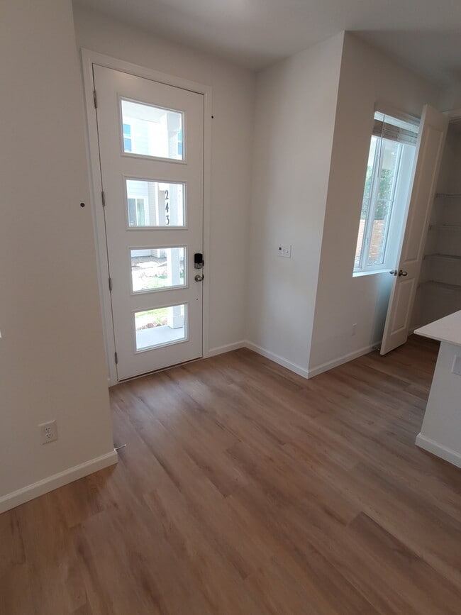 Photo - 2435 Vanhoutte Vw