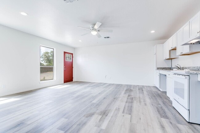 Now Available - 2 Bedroom Duplex w/ Modern... - Now Available - 2 Bedroom Duplex w/ Modern...