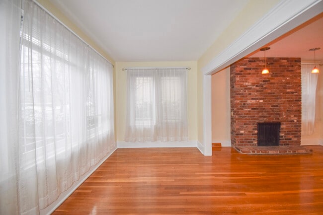 Front sitting room/office area - 5728 Solway St Unit 1