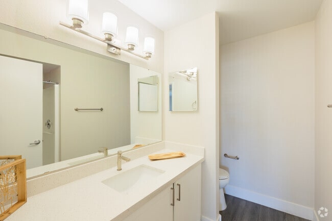 2BR, 2BA - 1,080SF - Bathroom