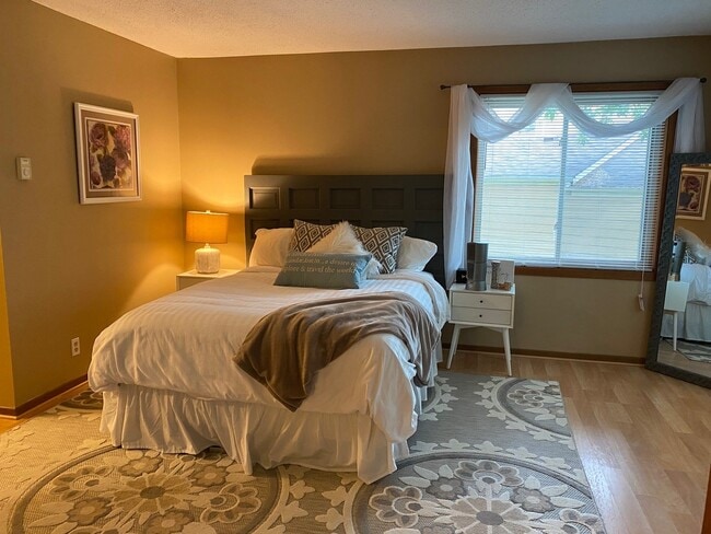 El dormitorio se adapta a todos los tamaños de cama. - 2160 Ridge Dr Unidad 12