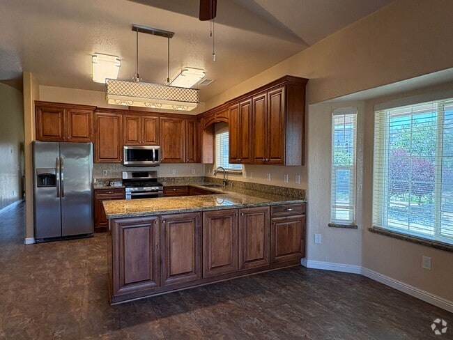 Building Photo - Spacious 3-Bedroom Home in Golden Hills