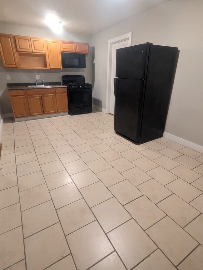 Building Photo - 566 Howard Ave Unit 3R Rental