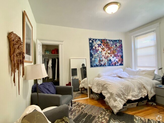 Building Photo - Nicely maintained, inexpensive studio in a... Rental