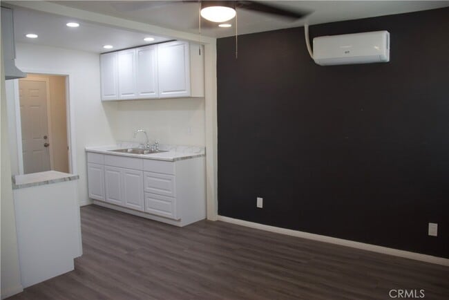 Building Photo - 372 E 55th St Unit 372 Rental