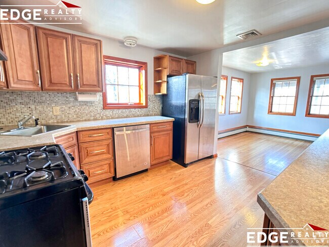 Building Photo - 16 Brooks St Unit 1 Rental