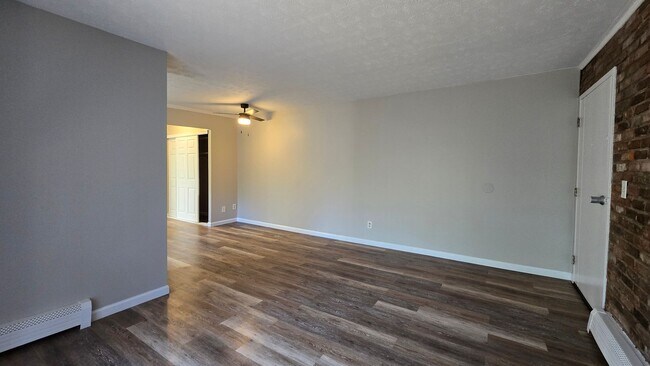 Photo - Recently Renovated 1-Bedroom Apartment in ... Unidad 1599 Glen Parker Ave - 11