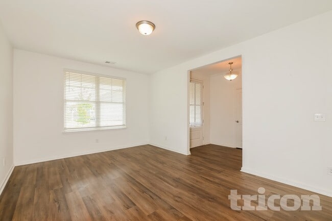 Building Photo - 117 Everett Sq